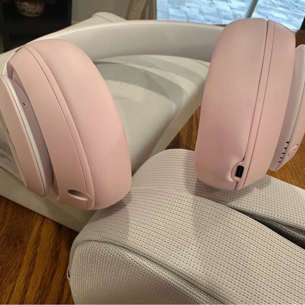 Beats by Dre
Beats Studio Pro
Bluetooth Wireless
Headphones - Matte Pink - Picture 3 of 13